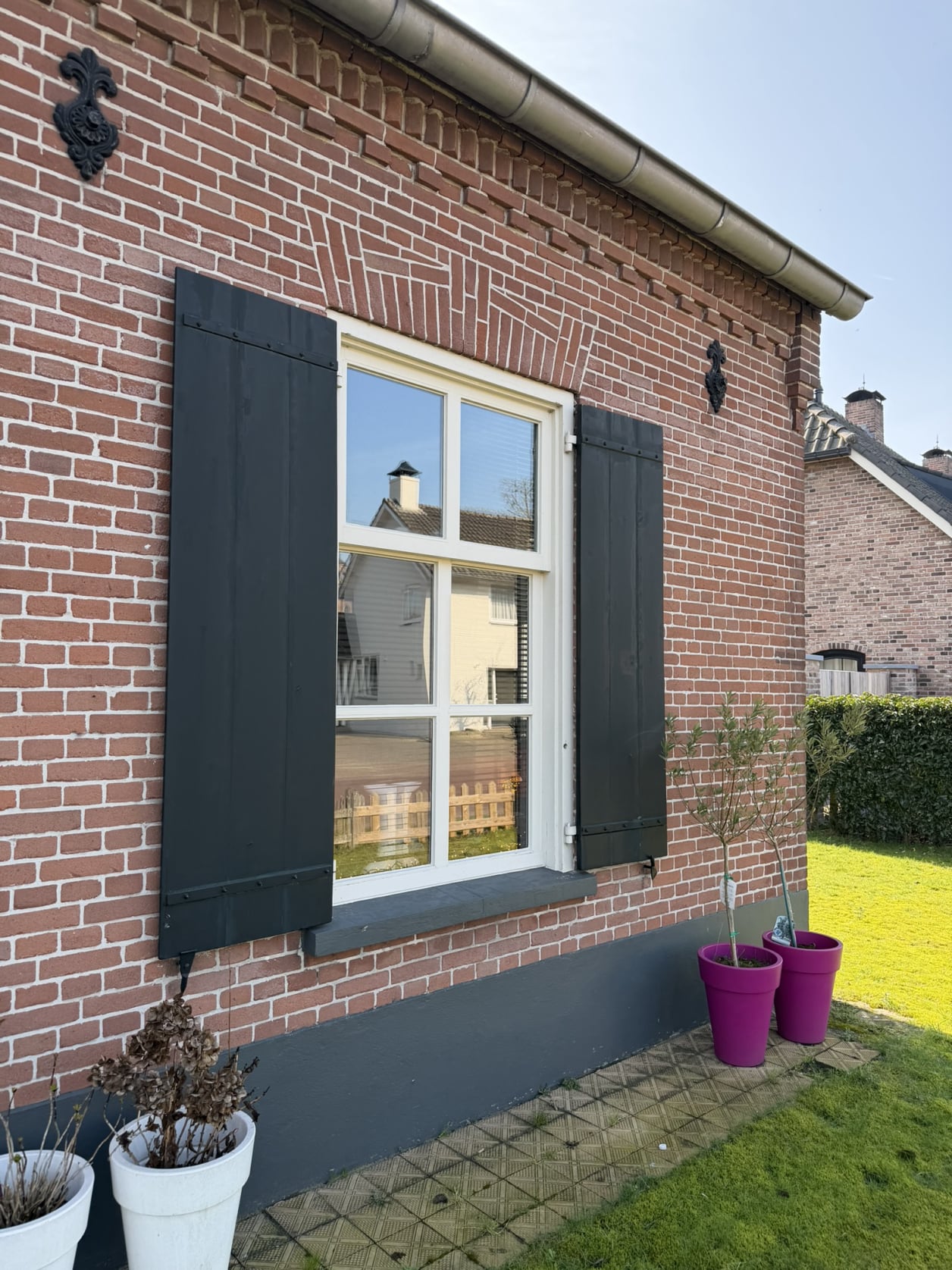Foto van een klassieke luiken bij een landelijke woning
